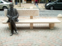 José Zorrilla sentado en un banco de piedra de Sepúlveda
